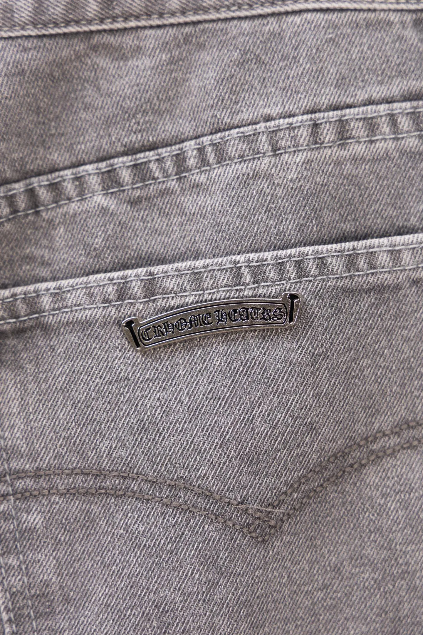 P210 Chromehearts limited edition classic black cross patch leather gray jeans, priced at 34W level, patchwork cross pattern embellishment, washed jeans! ! An absolutely high-end luxury product, a 1.9W-level god-level single product, a super popular product, made by top heavy industry, a magic weapon that cannot be missed! [About Zangyin] This is an extremely luxurious fashion brand that can also be called the aristocracy of the high street. It has always been an exclusive brand for some hipsters or rich second generations. Compared with ordinary high streets, it is more luxurious and noble. Compared with luxury brands, it is more fashionable and individual. It has always been a brand that I have a special liking for. [Top heavy industry fashion design] Consistently high-street luxury style. Speaking of this style, the Zangyin family and GU family are definitely the leading representative brands. Especially the Zangyin family has really achieved a state-of-the-art effect in creating high-street style. The unique washed material is used to create this style. The color system is already quite eye-catching. After it is decorated with patchwork cross flowers, it cleverly highlights the charm of the brand. Secondly, this style uses classic The high-waist cutting design highlights the long legs and fashionable temperament of the upper body. The brand is highly recognizable and the slim fit configuration is more suitable for daily wear. It is a product that interprets personality, fashion, and specifications at a glance. This single product is enough to make any fan excited. It can be a white T-shirt for a youthful college style, or a tight suspender for a royal style. It has strong matching ability and can be easily controlled by men.  [Materials and craftsmanship] Needless to say, this point goes without saying. As an excellent craftsman brand, Zangyin’s requirements for details and craftsmanship are really perfect. The washed color of this model has gone through so many processes, not to mention the embellishment of denim appliques. It is also purely hand-made and sewn. Just like what they believe in, only hand-made things have soul and have the meaning of wear. A top-notch heavy-duty fashionable denim item, I look forward to your perfect interpretation! !  Color: Gray Size: 28-36